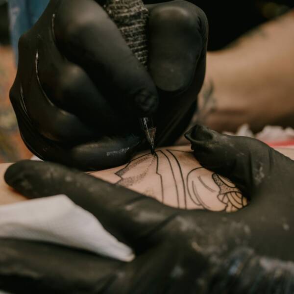 CURSO SIN CORRECCIONES - CONVIÉRTETE EN UN PROFESIONAL DEL TATUAJE + KIT TATUAJE INKBRO